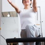 Allenamento Di Pilates Al Muro Raggiungi la tua forma migliore con l'allenamento di pilates al muro: esercizi efficaci per una postura corretta e un corpo tonico