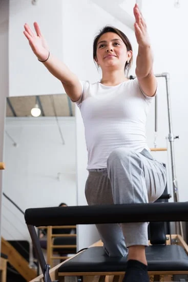 Raggiungi la tua forma migliore con l'allenamento di pilates al muro: esercizi efficaci per una postura corretta e un corpo tonico