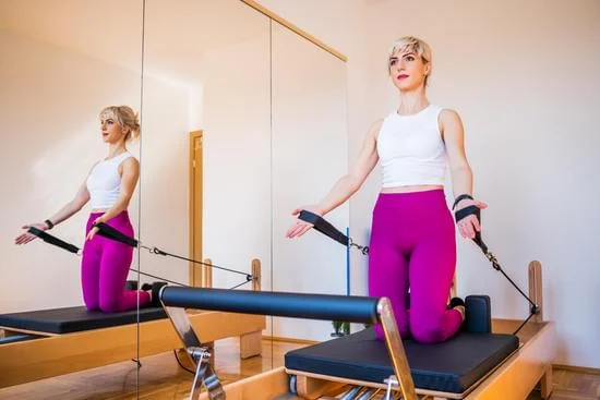 Migliora la tua postura e tonifica il corpo con le posizioni Pilates: scopri i benefici dell'allenamento efficace