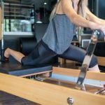 Indossa abiti comodi e attillati al pilates per consentire una migliore flessibilità e libertà di movimento