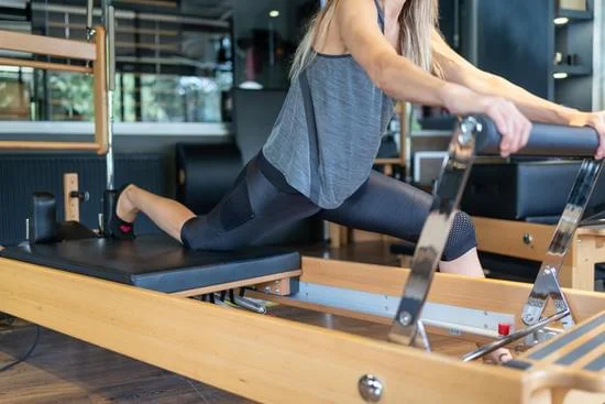 Indossa abiti comodi e attillati al pilates per consentire una migliore flessibilità e libertà di movimento