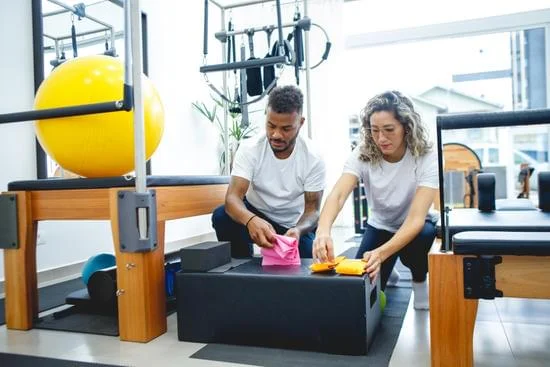 Impara le tecniche di Pilates da un insegnante qualificato per diventare un istruttore professionale di Pilates