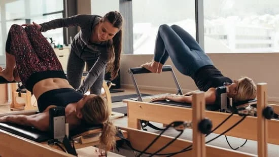 Scopri i benefici del Pilates per gli uomini e migliora la tua forza, flessibilità e postura con il nostro programma personalizzato