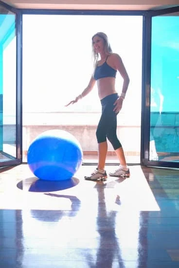 Scopri cosa è il Pilates, un metodo di allenamento che mira a migliorare la forza, la flessibilità e la postura del corpo