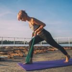 10 esercizi di pilates con elastico per allenare i muscoli con i prodotti Decathlon
