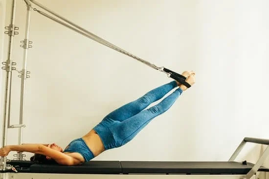 Scopri i benefici del Pilates con palla per migliorare equilibrio, tonicità muscolare e flessibilità in modo divertente ed efficace