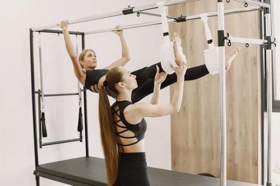 Scopri come la pratica degli esercizi pallone pilates può migliorare la tua forma fisica e il tuo equilibrio