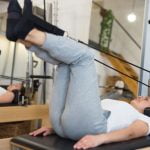 Il significato del Pilates include una serie di esercizi che si concentrano sulla forza, la flessibilità e il controllo del corpo