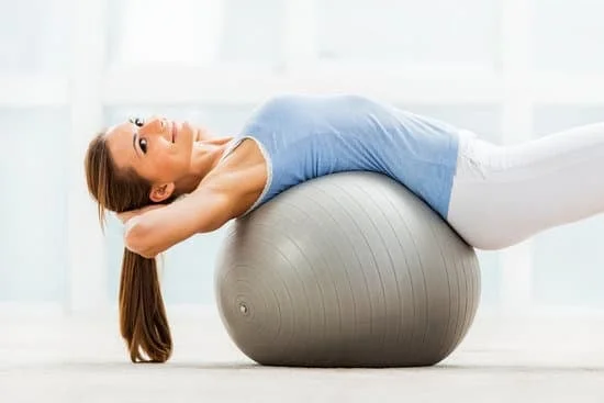 Pratica yoga e pilates insieme per migliorare la tua flessibilità, tonificare i muscoli e raggiungere il benessere totale