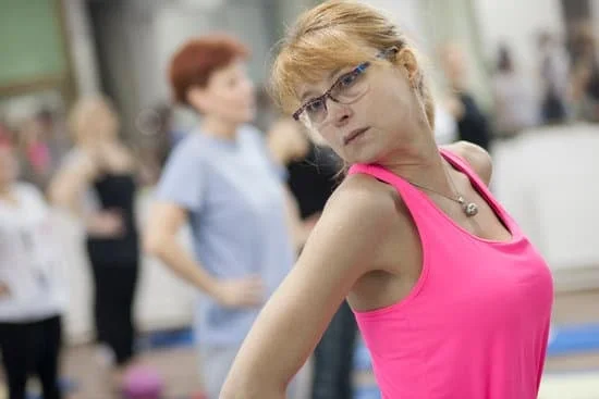 Esercizi di Pilates in piedi per migliorare l'equilibrio e la postura in modo efficace
