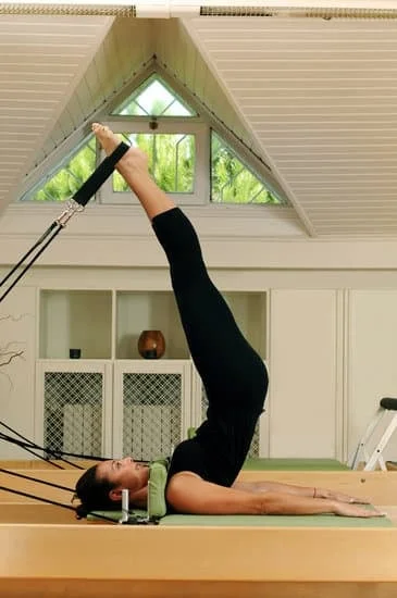 Sii stabile durante le tue sessioni di pilates con i nostri calzini antiscivolo, garantendoti una presa sicura e confortevole