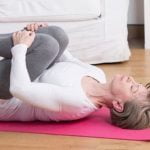 Tonifica i muscoli con gli esercizi Pilates usando l'elastico come resistenza extra per risultati ottimali