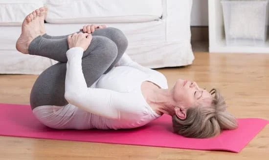 Tonifica i muscoli con gli esercizi Pilates usando l'elastico come resistenza extra per risultati ottimali