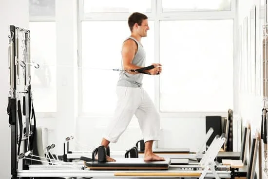 Pilates al muro: esercizi efficaci per dimagrire senza spendere nulla