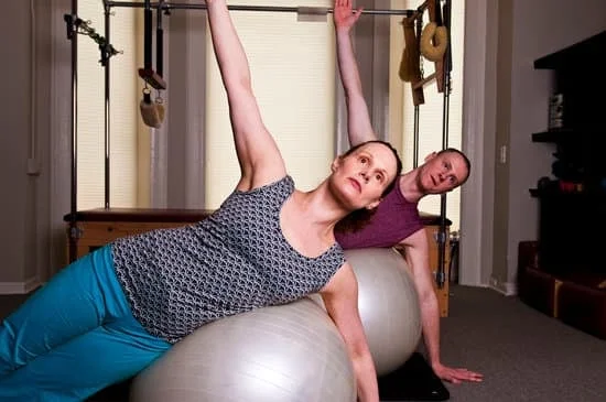 Esercizi di Pilates in conformità con la normativa del centro.