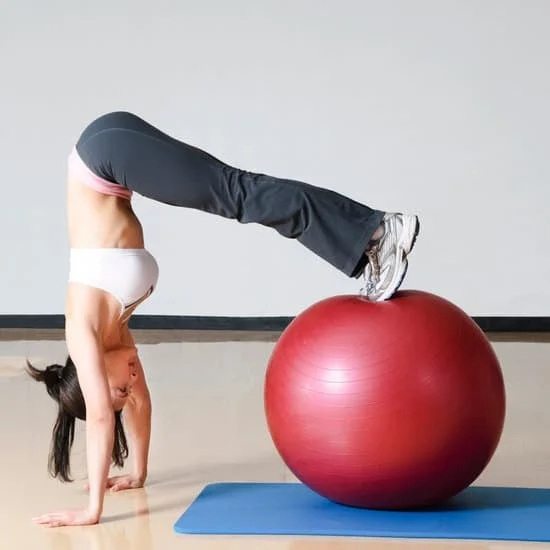 Pratica il Pilates si fa scalzi per una maggiore stabilità e connessione al suolo durante gli esercizi