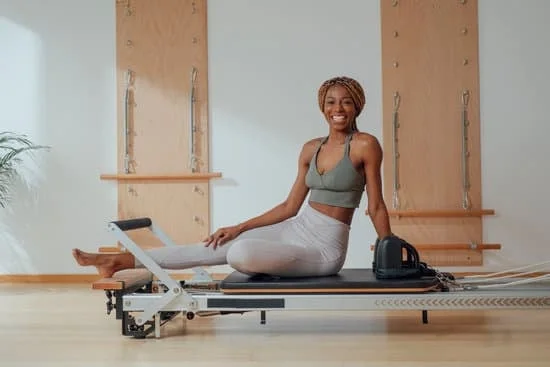 Scopri i benefici del Pilates Barre per un corpo tonico e flessibile con il programma dedicato