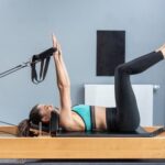 I benefici del Pilates posturale sono evidenti durante e dopo le lezioni, migliorando la postura globale