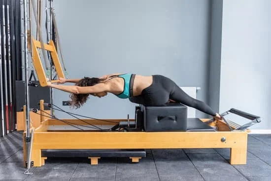 Allenati con il cilindro per pilates per migliorare la tua postura e la tua flessibilità