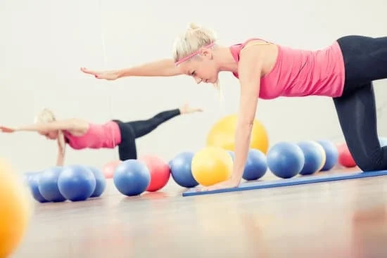 Esercizi di ginnastica posturale per rinforzare la muscolatura. Pilates per migliorare equilibrio e flessibilità. Evita errori posturali con la ginnastica posturale e il pilates