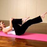 Esercizi per tonificare le braccia con pesi durante le lezioni di Pilates