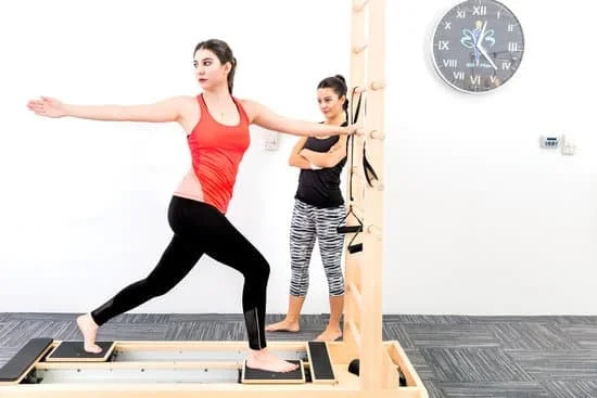 Esercizi di pilates al muro per tonificare le braccia