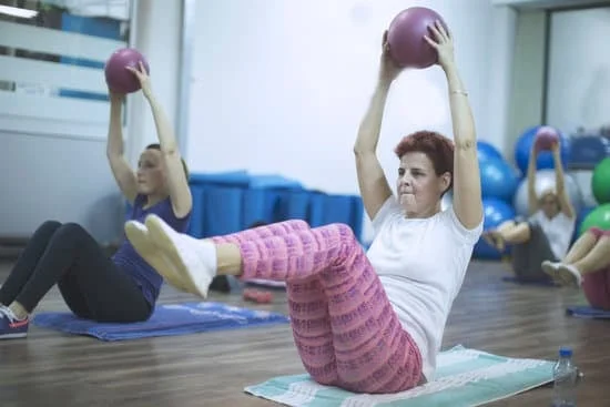 Esercizi di Pilates a muro per principianti: guida completa per iniziare bene la pratica