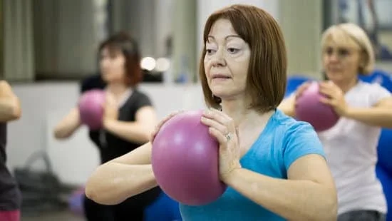 Esercizi Pilates per rafforzare la tua ANCA, migliorando la tua postura e flessibilità