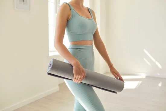 Esercizi di pilates da parete per 28 giorni