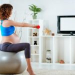 Pilates a Muro Per Braccia Allenati con esercizi di pilates a muro per braccia per tonificarle e rafforzarle in modo efficace