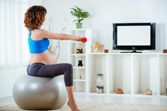 Allenati con esercizi di pilates a muro per braccia per tonificarle e rafforzarle in modo efficace
