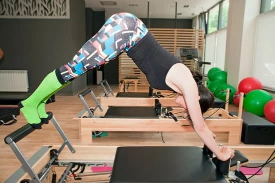 Migliora i benefici del Pilates al muro con questi esercizi concentrati e efficaci