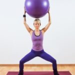 Pilates Sulla Sedia Esperienza di Pilates sulla sedia: allenamento completo e confortevole per il corpo e la mente