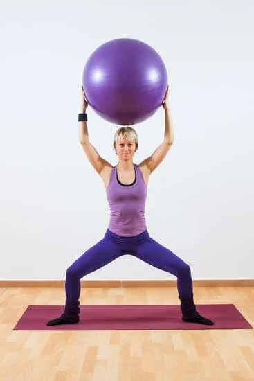 Esperienza di Pilates sulla sedia: allenamento completo e confortevole per il corpo e la mente