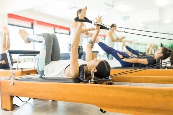 Esercizi di Pilates adattati per anziani per migliorare la mobilità e la forza