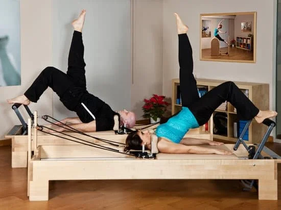 Unisciti alla nostra classe di Pilates dinamico con musica energica per massimizzare l'allenamento