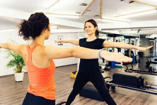 Allenamento fisico Pilates per uomo: cinque posizioni essenziali per la forza e la flessibilità