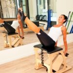 Indossa abbigliamento aderente per un'ottima libertà di movimento durante le lezioni di Pilates