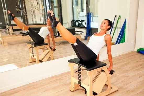 Indossa abbigliamento aderente per un'ottima libertà di movimento durante le lezioni di Pilates