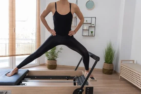 Esercizi di pilates contro il muro per un allenamento efficace e completo