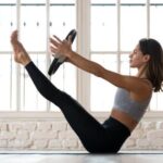 Pilates Abbigliamento Adatto Abbigliamento adatto per pilates: comodi pantaloni e top traspirante