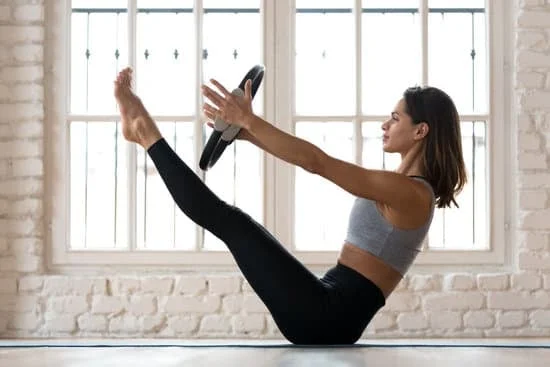 Abbigliamento adatto per pilates: comodi pantaloni e top traspirante