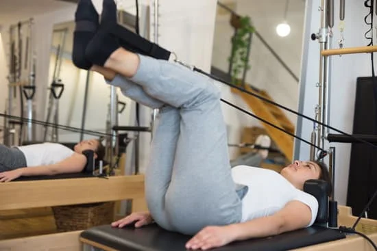 Allenati con l'abbigliamento completo Nike da donna per le tue sessioni di Pilates