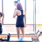 Esercitazioni di pilates a muro per un allenamento efficace