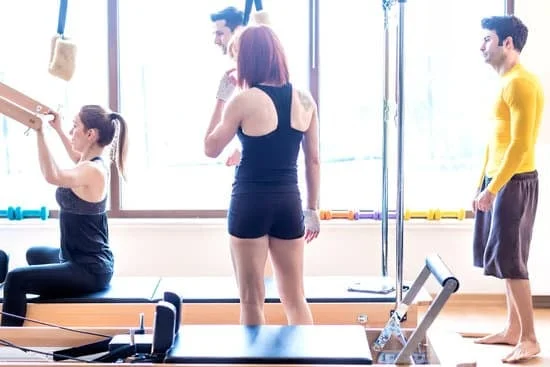 Esercitazioni di pilates a muro per un allenamento efficace