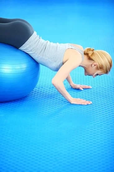 Esercizi con la palla da Pilates per la schiena: rafforza la postura e allevia il dolore