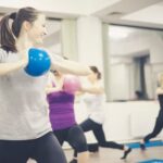 Esercizi efficaci per addominali con la palla da Pilates