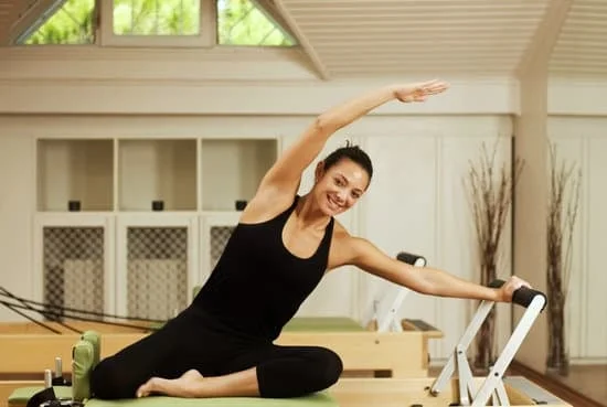 Esercitarsi con la palla da Pilates per un allenamento più efficace.