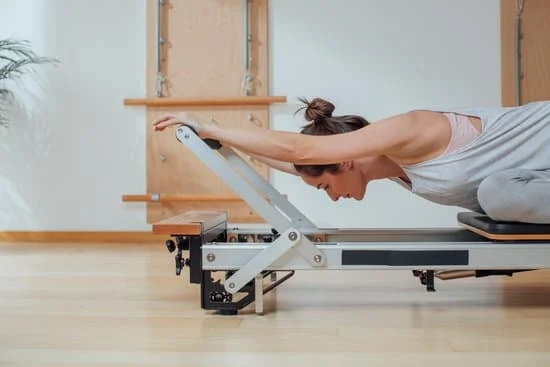 Esercizi Pilates: allungamento schiena per una postura corretta