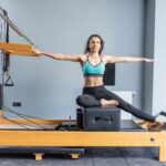 Esercizi per addominali con elastico Pilates: Flessioni, crunch e plank con resistenza efficace